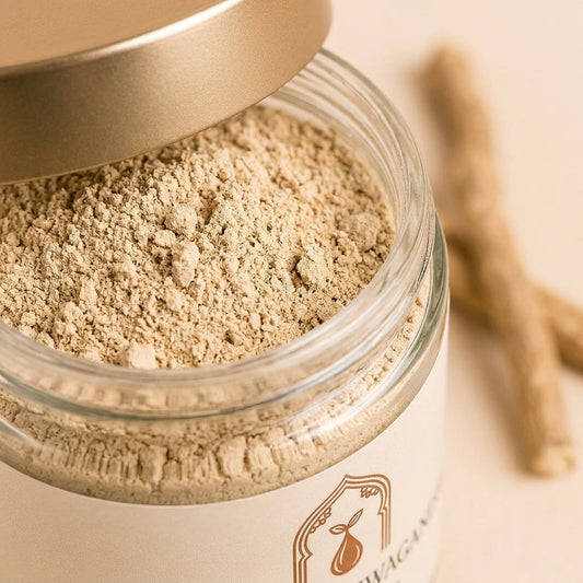 Poudre d’ashwagandha beige dans un bocal en verre, couvercle doré