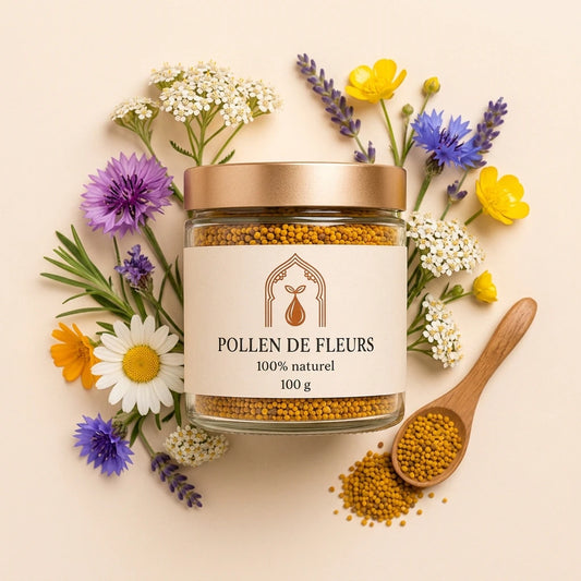 Bocal en verre de pollen de fleurs jaune, couvercle doré, entouré de fleurs