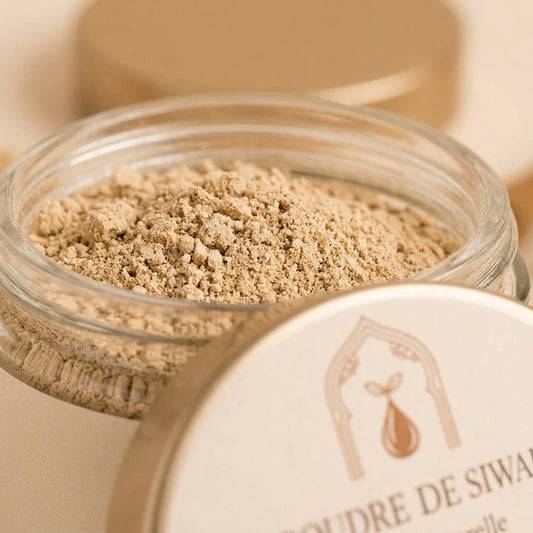 Poudre beige de siwak en bocal en verre, vue rapprochée sur la poudre