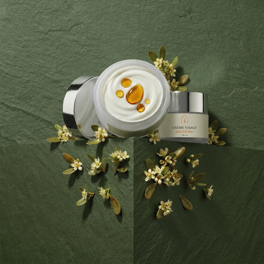 Pot de crème visage à l’argan bio, couvercle ouvert, crème ivoire et texture onctueuse