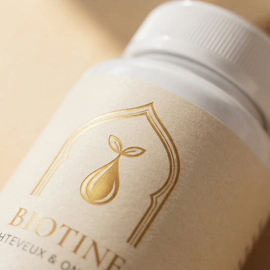 Étiquette du bocal Biotine cheveux & ongles, pictogramme goutte dorée sur fond clair.