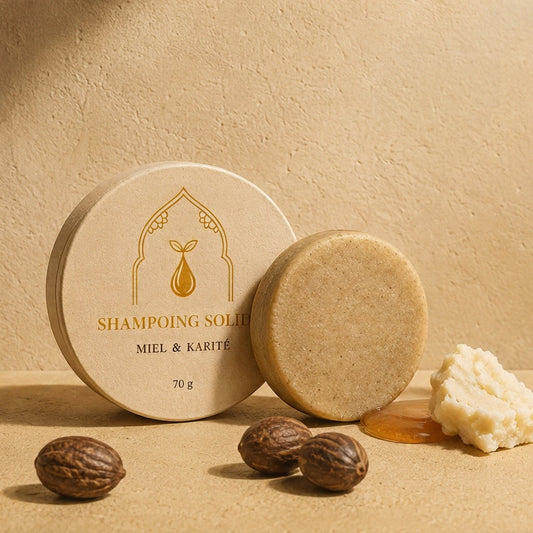 Shampoing solide beige : boîtier rond imprimé et pastille, entourés de noix