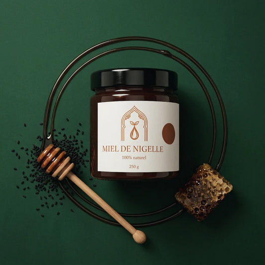 Bocal de miel de nigelle 250 g, couvercle noir, étiquette crème, cuillère en bois