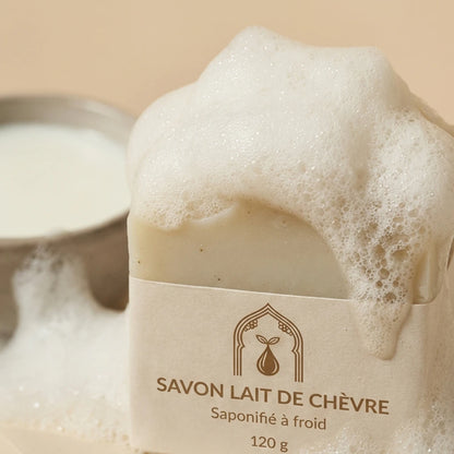 Savon au lait de chèvre blanc, gros plan sur étiquette brune, mousse