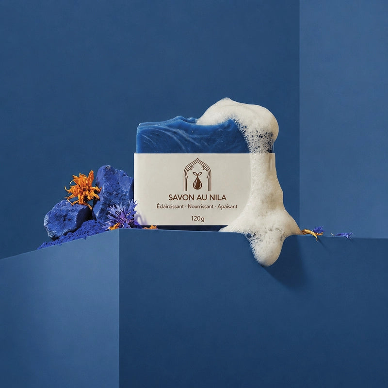 Savon bleu avec mousse blanche et étiquette beige, 120 g.