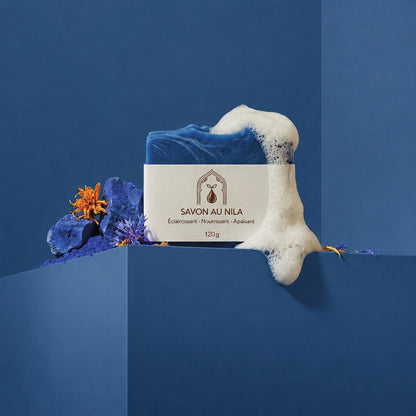 Savon bleu avec mousse blanche et étiquette beige, 120 g.