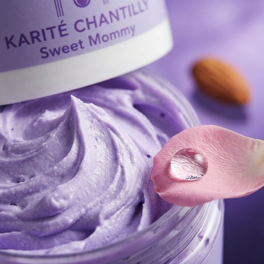 Pot de chantilly au karité, texture crème violette lissée, vue rapprochée.