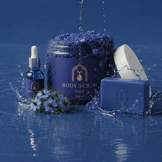 Ensemble gommage corps Nila bleu foncé: pot, flacon compte-gouttes et cube, éclaboussures