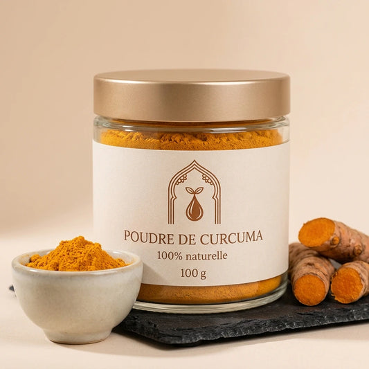 Pot en verre de poudre de curcuma jaune, couvercle doré et poudre en bol