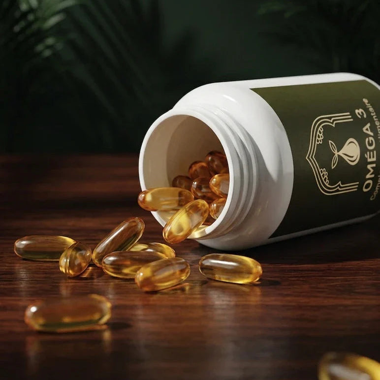 Flacon blanc incliné, capsules dorées qui sortent du bouchon ouvert, sur surface en bois.