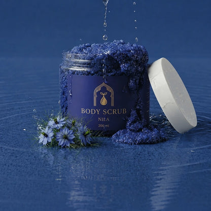 Pot de gommage corps Nila bleu foncé avec couvercle blanc, gommage granuleux visible