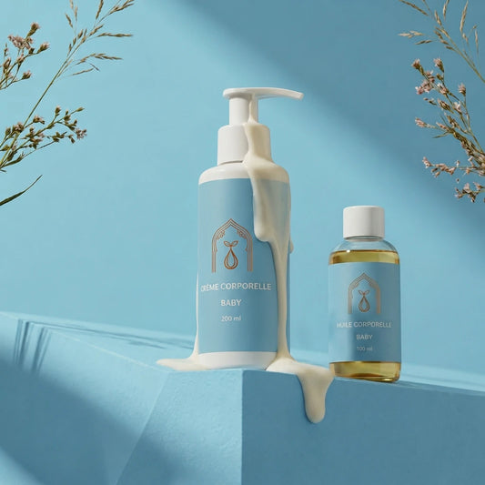 Crème corporelle Baby en flacon blanc avec pompe et petite bouteille, étiquette bleu clair, 200 ml.