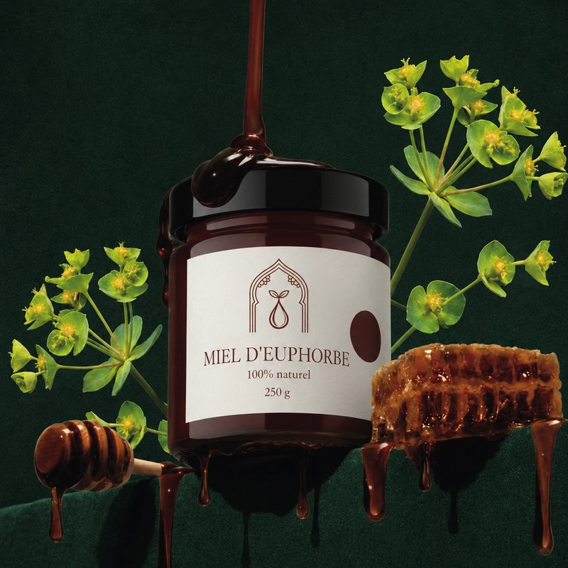 Pot de miel d’euphorbe ambré, couvercle noir, étiquette blanche 250 g, miel qui dégouline