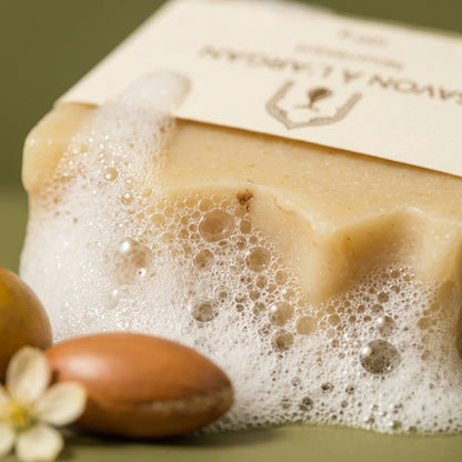 Bloc de savon ivoire avec mousse et bulles, décor d’amandes à l’avant-plan