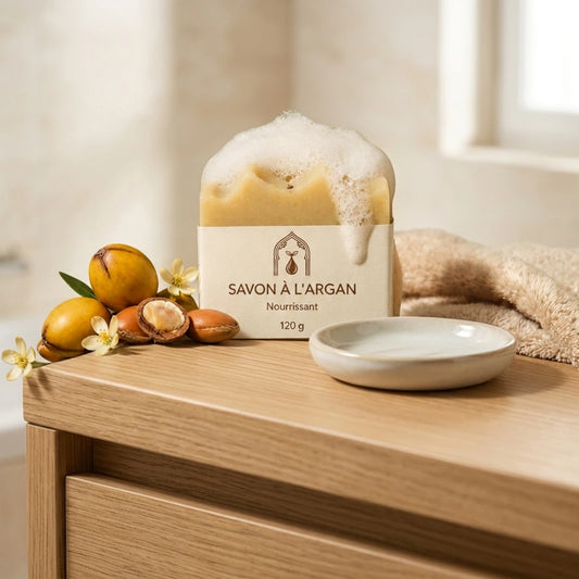 Savon solide ivoire à étiquette beige sur plateau en bois, petite coupelle