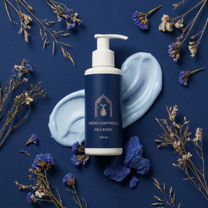 Crème corporelle en flacon pompe bleu nuit avec trace de crème claire