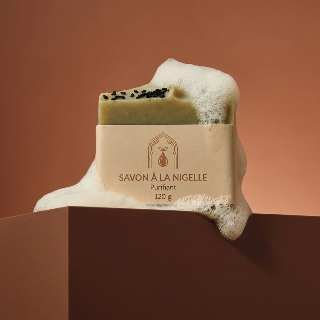 Savon à la nigelle purifiant 120 g, pain crème aux graines noires, emballage beige.