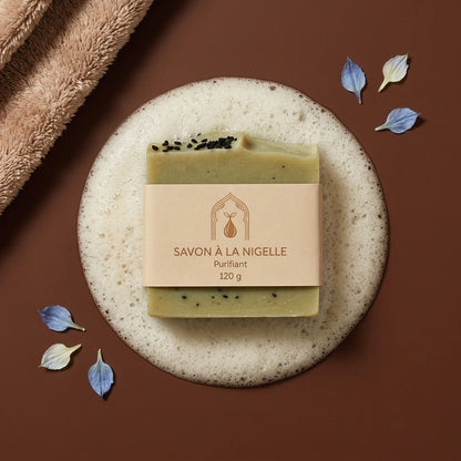 Savon à la nigelle purifiant 120 g, pain crème aux graines noires, emballage beige.
