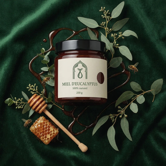 Pot de miel d’eucalyptus 250 g en verre ambré, couvercle noir, avec cuillère en bois.