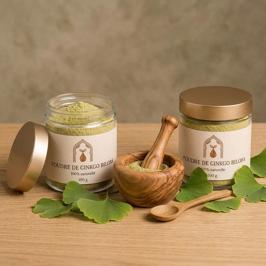 Trois pots de poudre de ginkgo biloba avec feuilles et cuillère en bois
