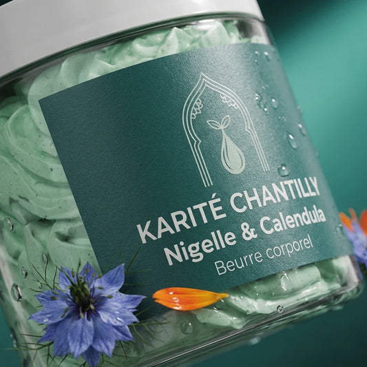 Pot de beurre corporel Karité Chantilly Nigelle & Calendula, étiquette verte, couvercle blanc.