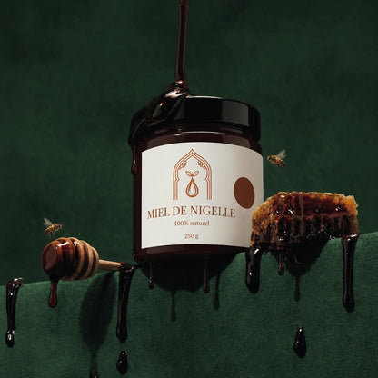 Bocal de miel de nigelle 250 g, miel qui dégouline, alvéoles à côté