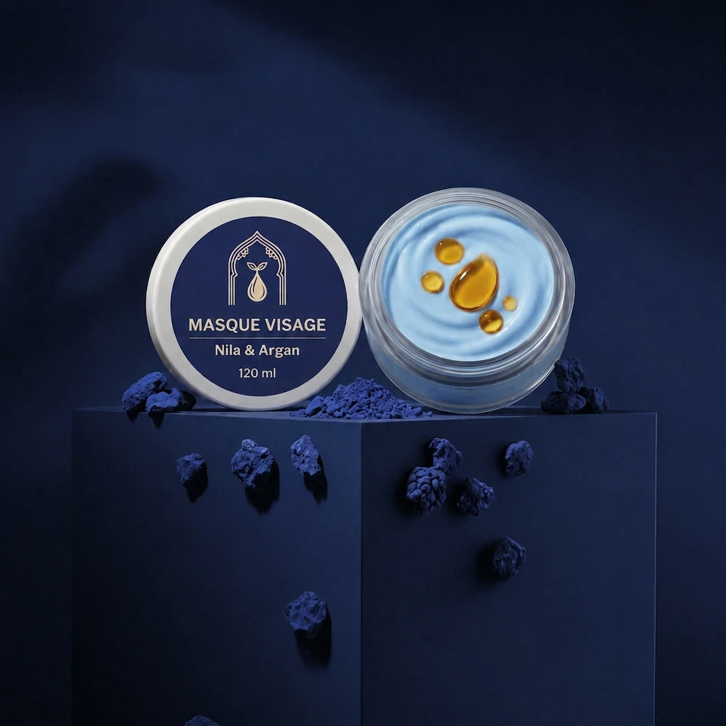 Masque visage en pot avec couvercle, gel bleu et gouttes d’huile dorées visibles
