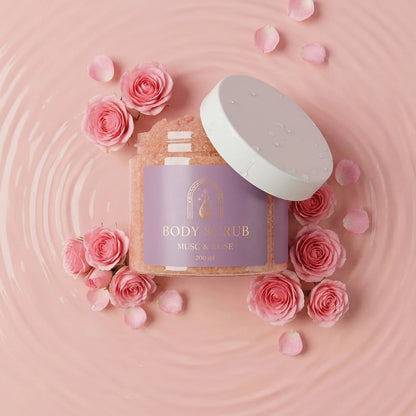 Pot de gommage corps musc et rose, couvercle blanc, pétales et grains roses
