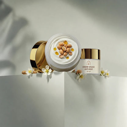 Pot de crème anti-âge blanc avec capot doré, crème visible au centre