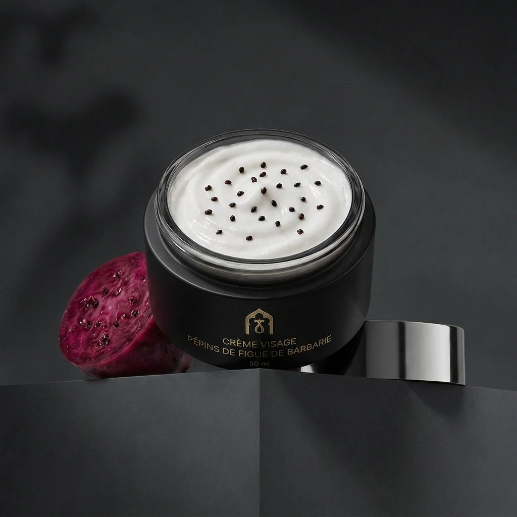 Pot de crème visage noir, couvercle ouvert, crème blanche parsemée de graines noires.