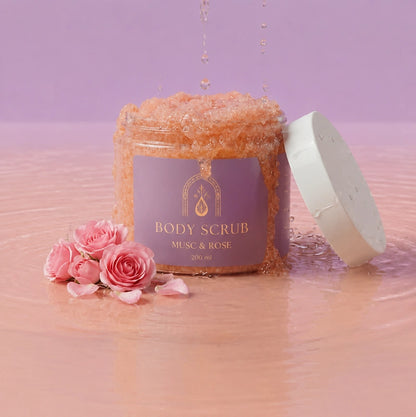Pot de gommage corps, couvercle ouvert, grains roses projetés
