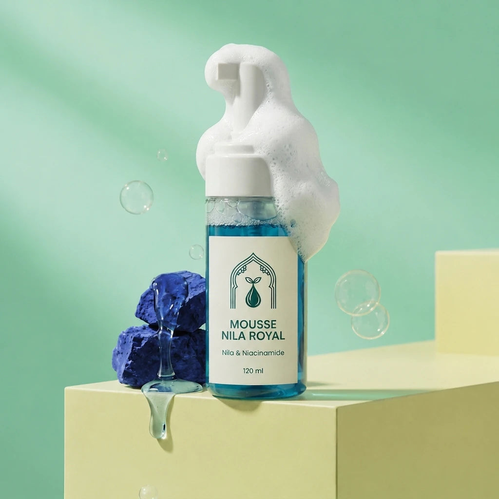 Mousse Nila Royal en flacon-pompe, liquide bleu-vert, reflets sur le verre
