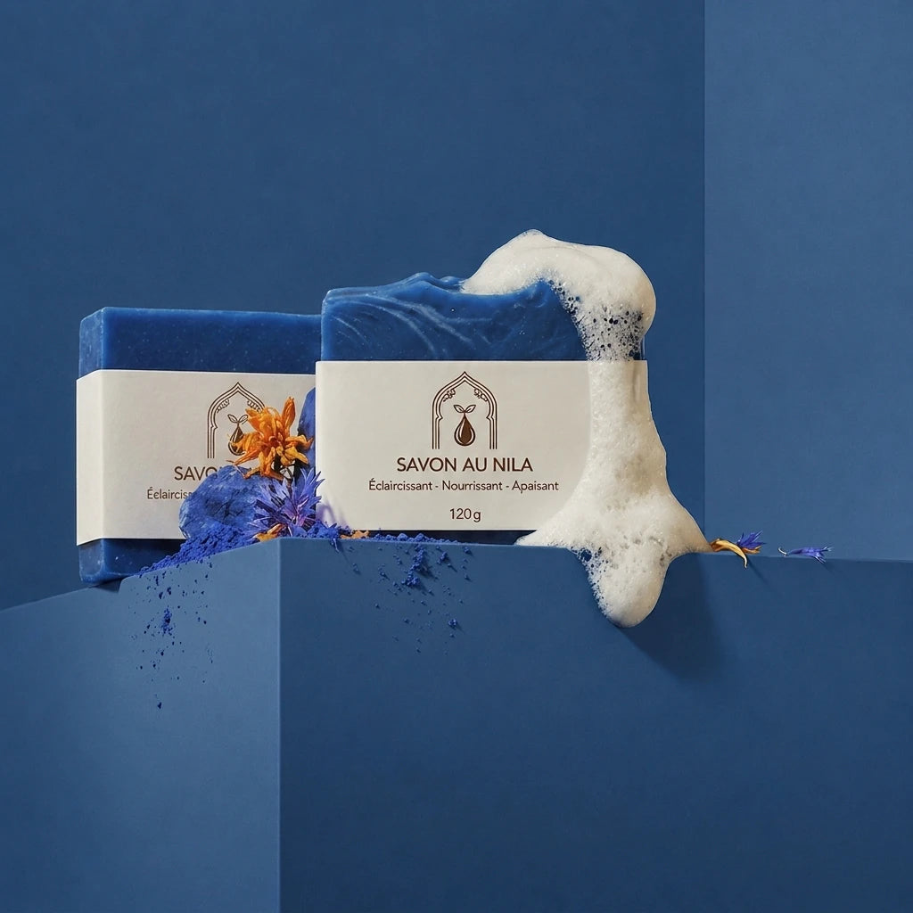 Savon au Nila bleu avec étiquette beige, 120 g, mousse blanche sur le dessus.