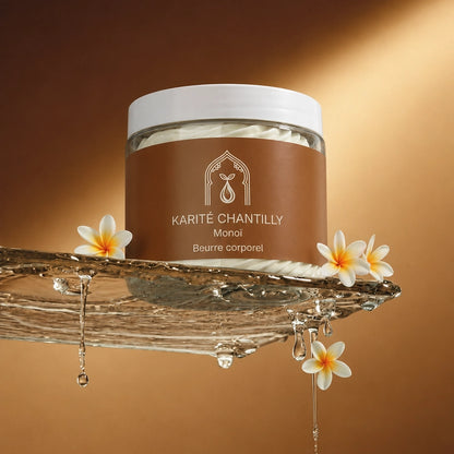 Pot de beurre de karité chantilly au monoï, couvercle blanc, support avec gouttes d’eau.