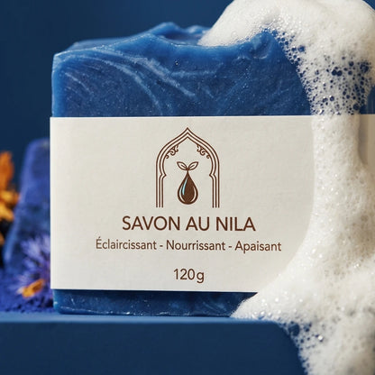Savon bleu, gros plan étiquette beige « SAVON AU NILA », 120 g.