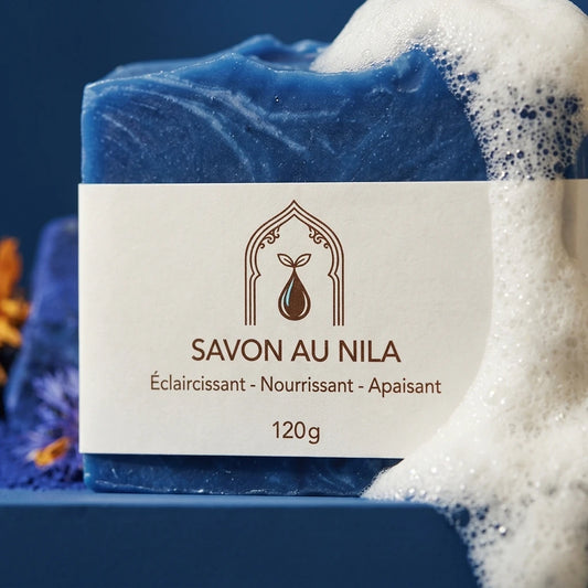 Savon bleu, gros plan étiquette beige « SAVON AU NILA », 120 g.