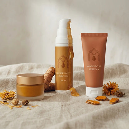 Flacon-pompe de gel curcuma, pot et tube de masque, avec fleurs.