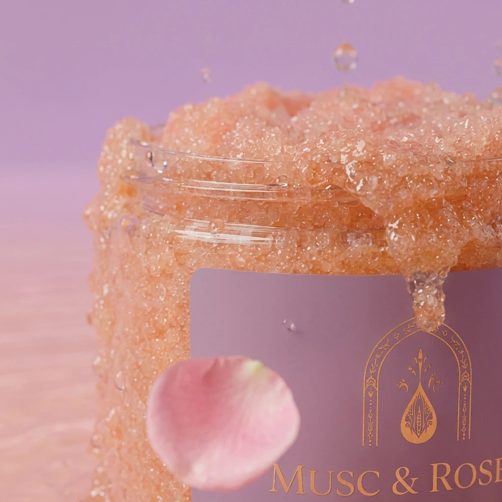 Pot de gommage corps, grains roses, couvercle transparent, texture exfoliante