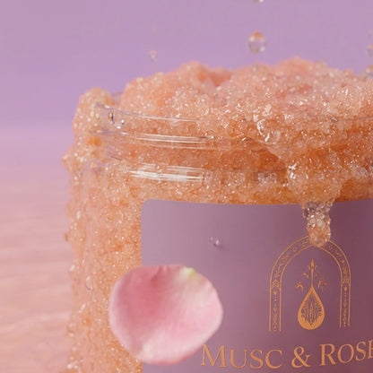 Pot de gommage corps, grains roses, couvercle transparent, texture exfoliante