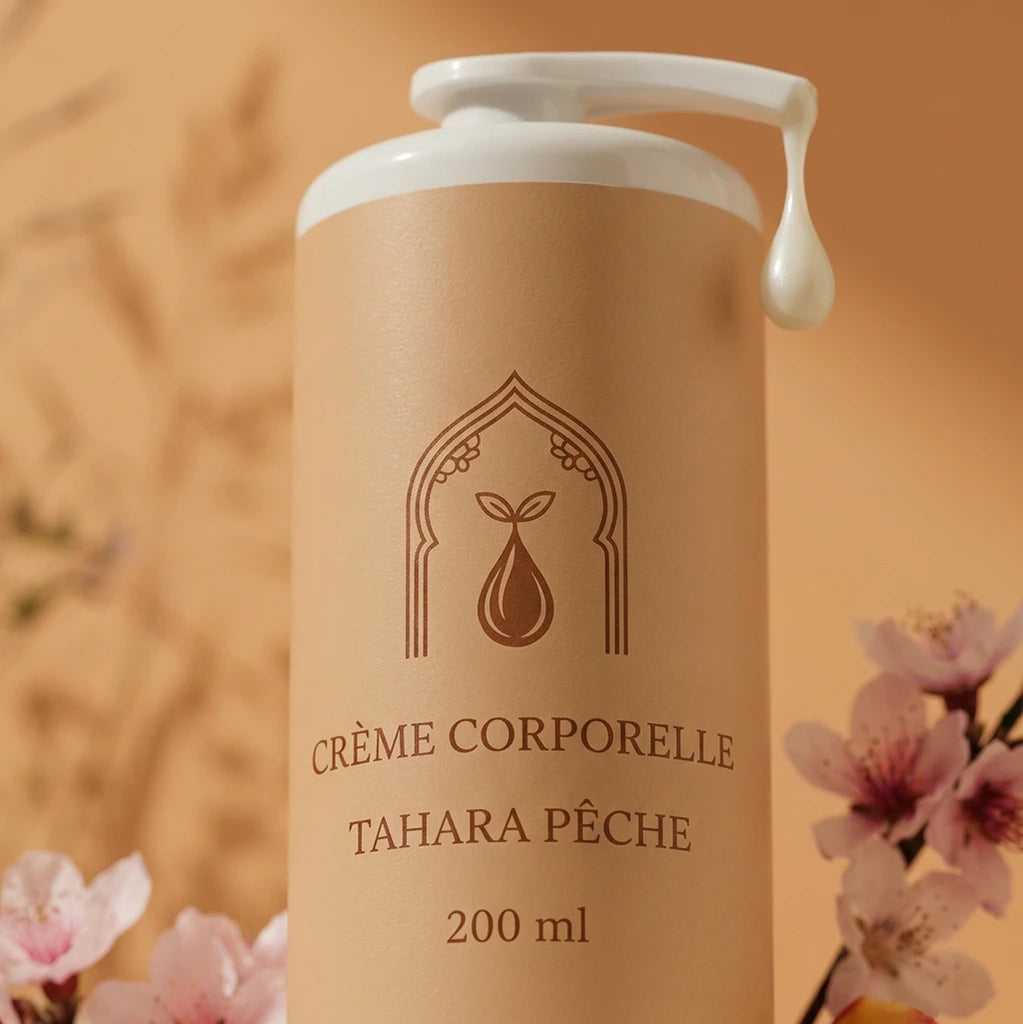Flacon crème pour le corps Tahara Pêche, gros plan de l’étiquette, pompe blanche