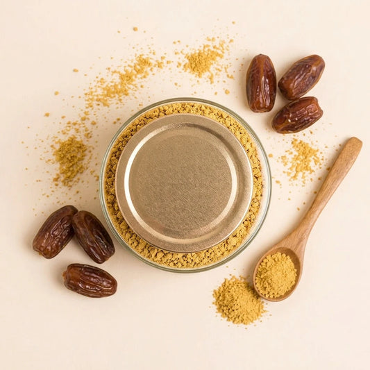 Pot rond ouvert avec poudre jaune, dattes de palmier et petite cuillère en bois