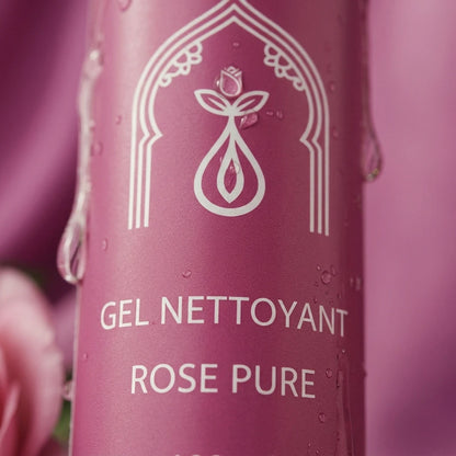 Flacon de gel nettoyant Rose Pure, vue rapprochée de l’étiquette.