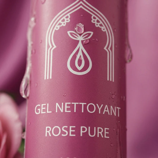 Flacon de gel nettoyant Rose Pure, vue rapprochée de l’étiquette.
