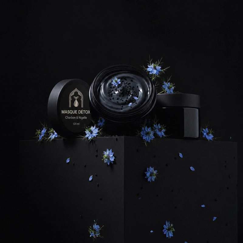 Coffret de masque noir : pots et étuis rectangulaires, fleurs bleues et particules