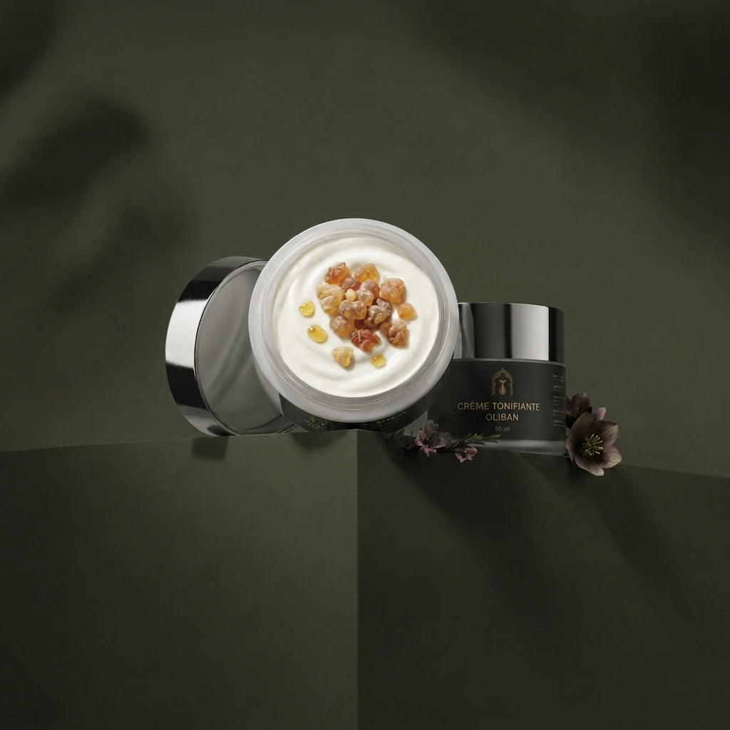 Pot de crème tonifiante ouvert, crème blanche et particules ambrées visibles.