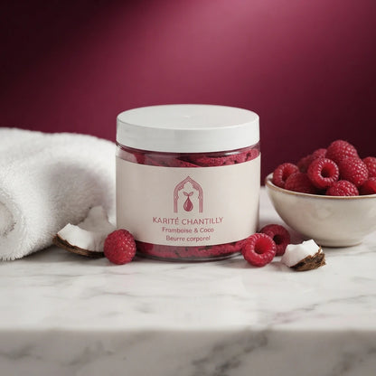 Pot de karité chantilly framboise-coco avec framboises et morceaux de coco.