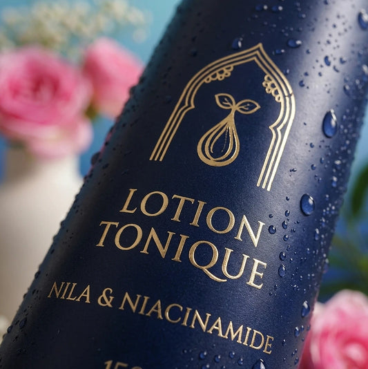 Flacon de lotion tonique sombre avec logo doré et spray, Nila & niacinamide