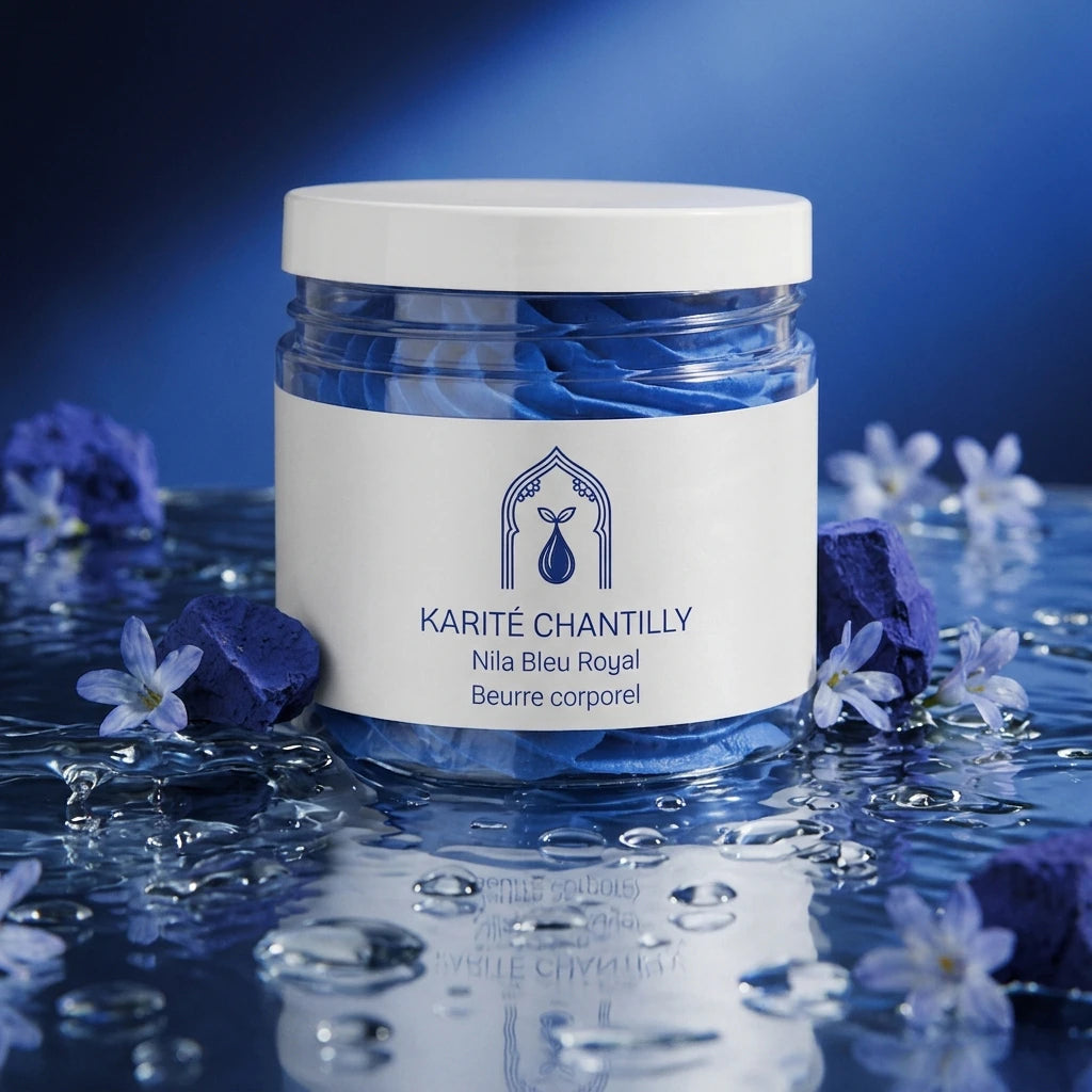 Pot de beurre corporel blanc à bande bleue sur éclaboussures d’eau bleue.