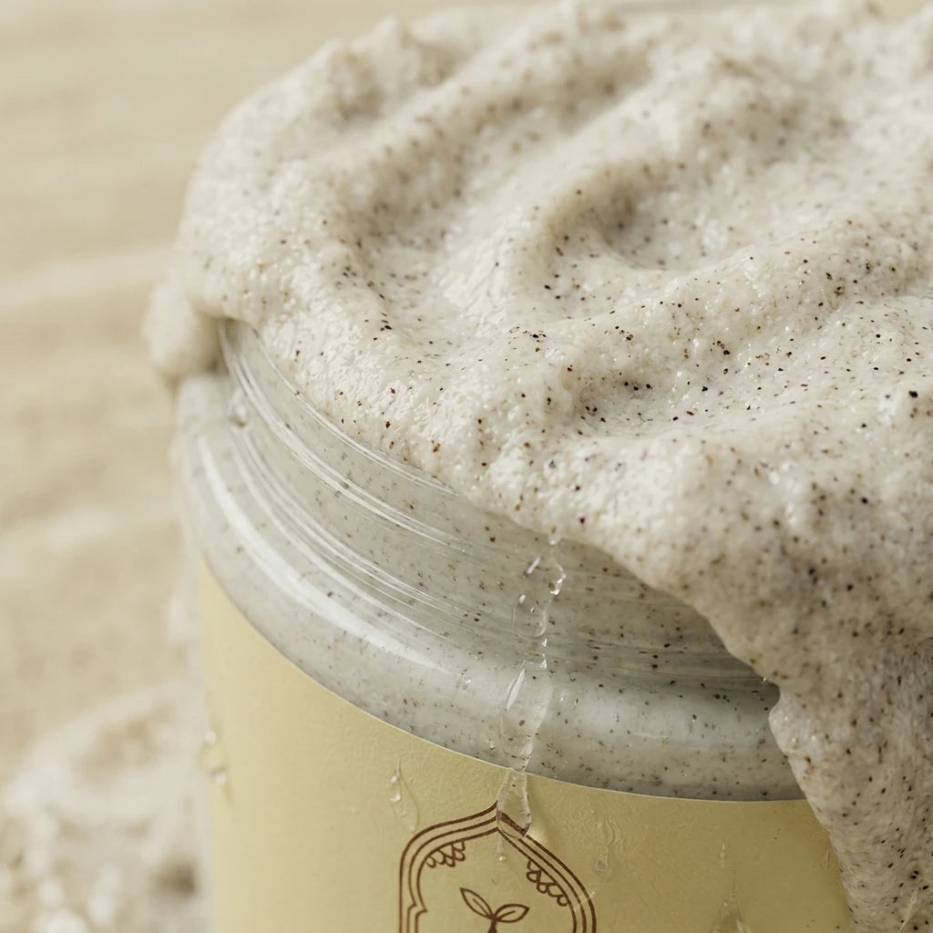 Pot de gommage pour le corps à la vanille, gros plan sur la texture exfoliante granuleuse.