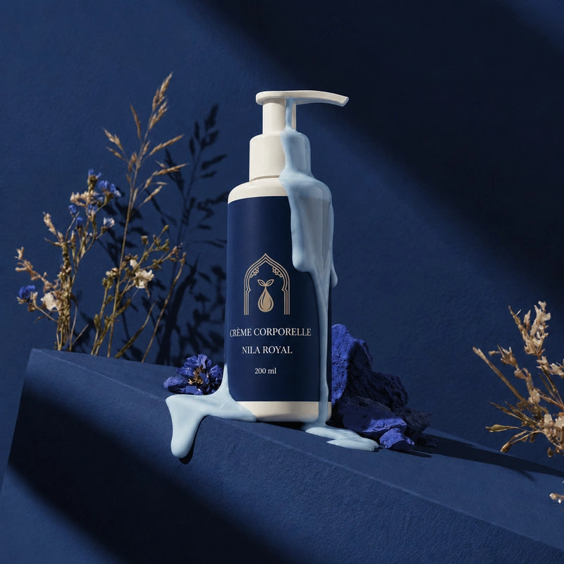 Crème corporelle Nila Royal flacon pompe bleu nuit et blanc, vue de côté